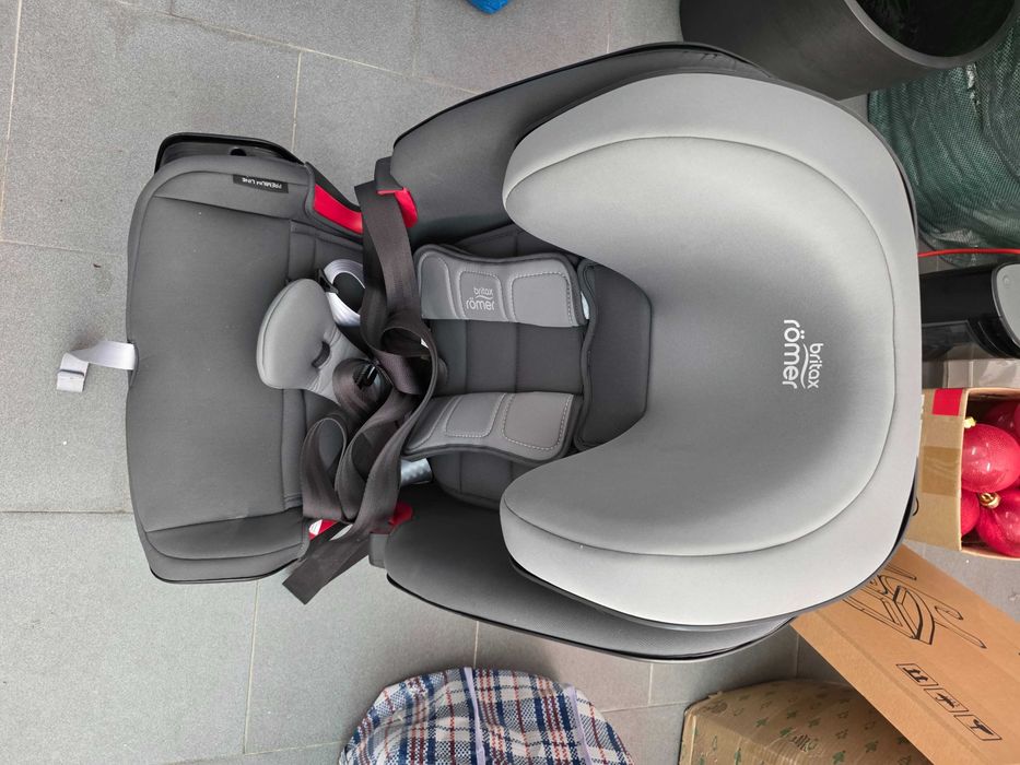 Cadeira de Bébé semi-nova, com utilização da minha neta, durante as férias, porque reside no estrangeiro, durante 1 semana e meia.