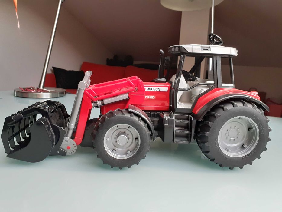 Trator Massey Ferguson 7480 (Bruder)