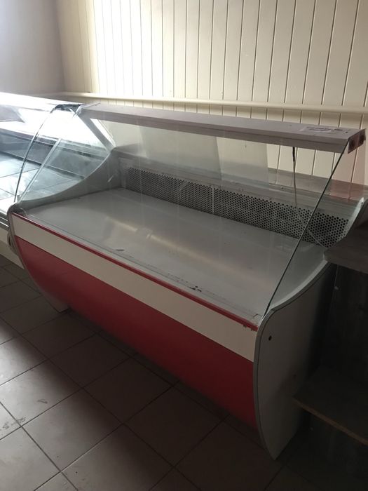 Продам холодильну вітрину .