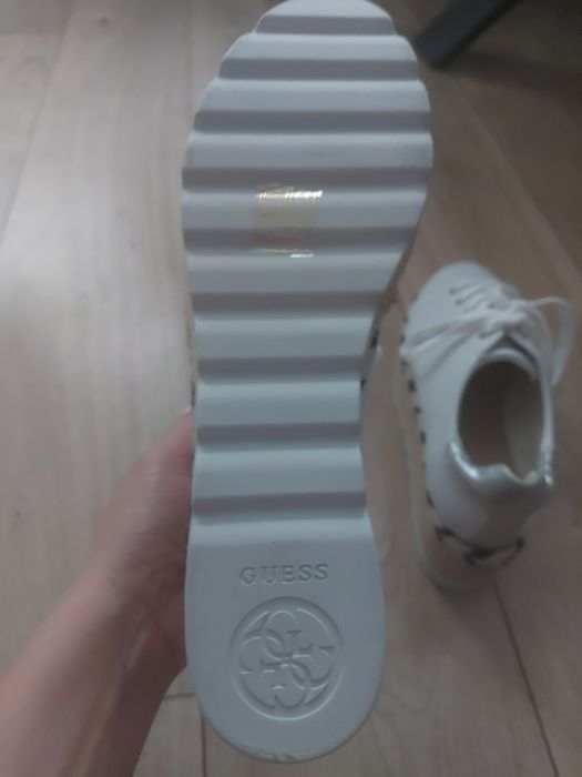 Buty na koturnie Guess ,,nowe"