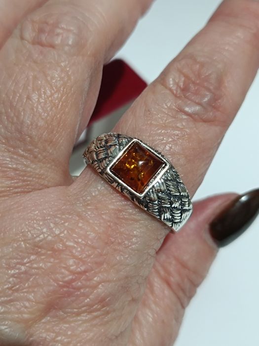 Srebrny pierścionek z herbacianym bursztynem roz.31 srebro próby 925