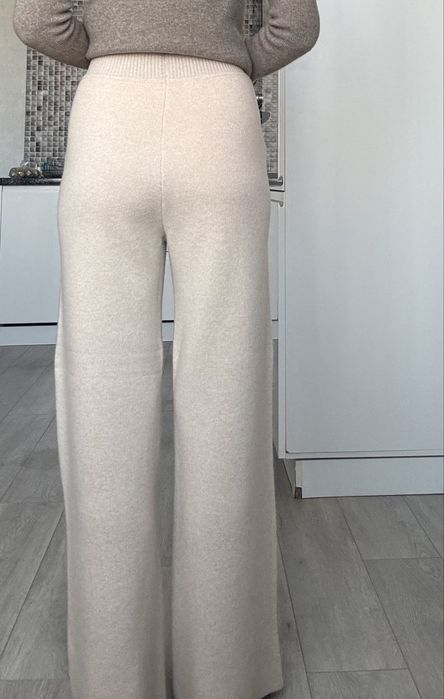 Кашеміровий костюм у світлому кольорі