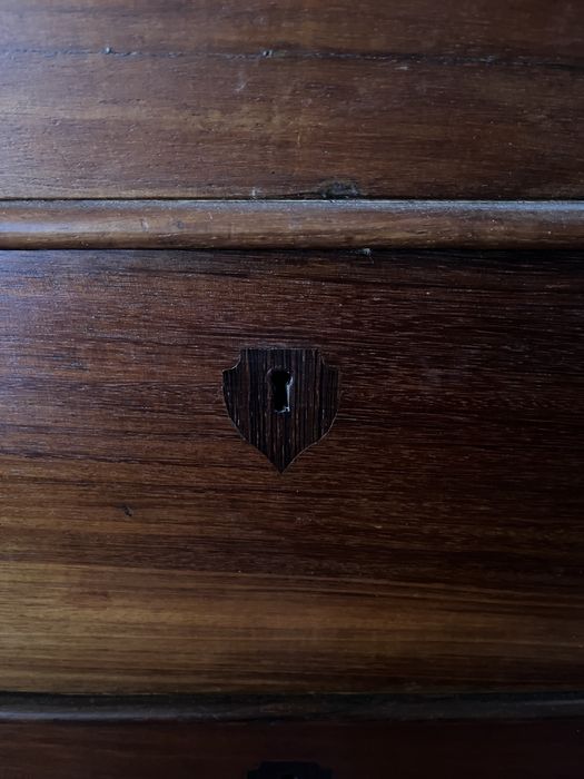 Cómoda Antiga Vinhática com Embutidos em Pau Santo