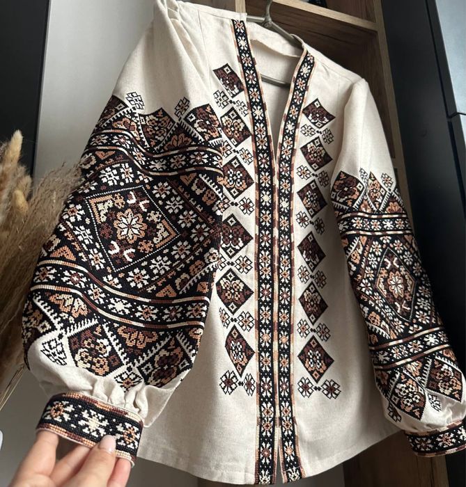 Жіноча вишиванка