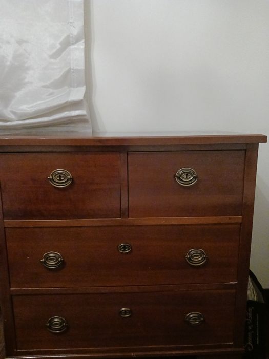 Cómoda de quarto em cerejeira