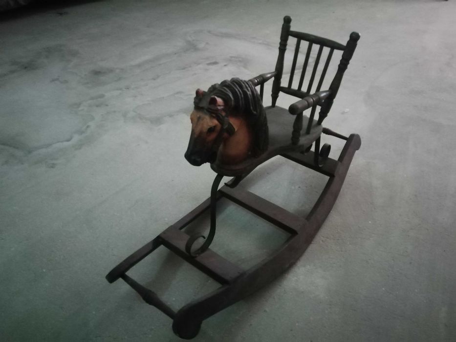Cavalo antigo de baloiço em madeira