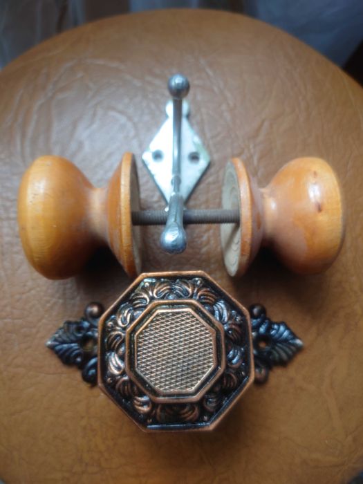 Крючки-вешалки и дверные ручки по штучно