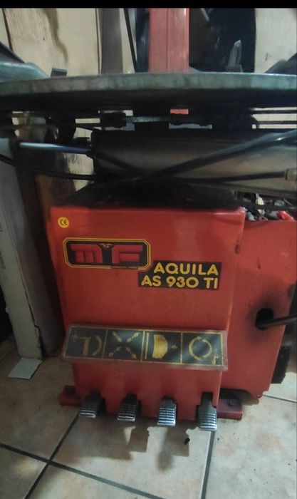 Máquina de desmontar pneu e de equilibrar pneus