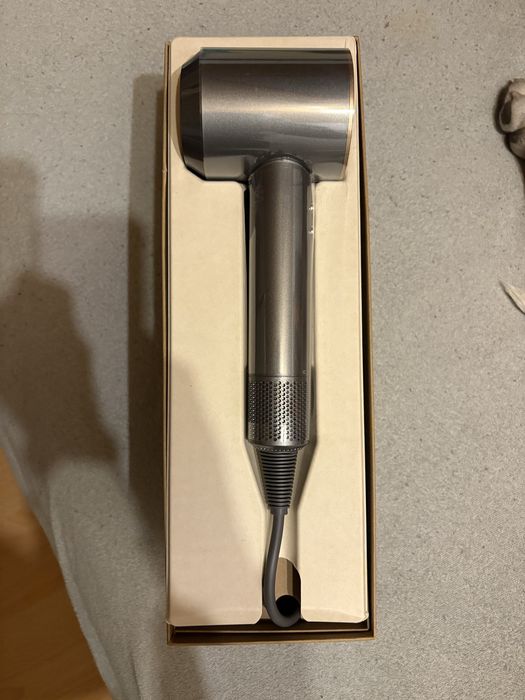 Suszarka Dyson , prawie jak nowa .