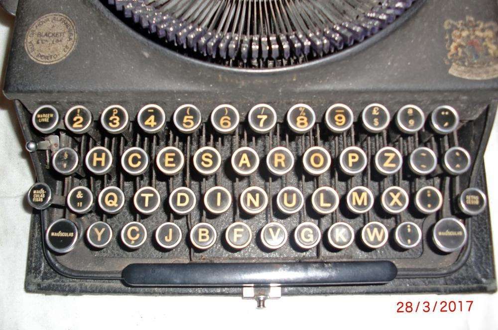 Máquina de escrever antiga Imperial com caixa de transporte