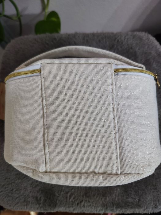 Nécessaire bege com brilho da Yves Rocher