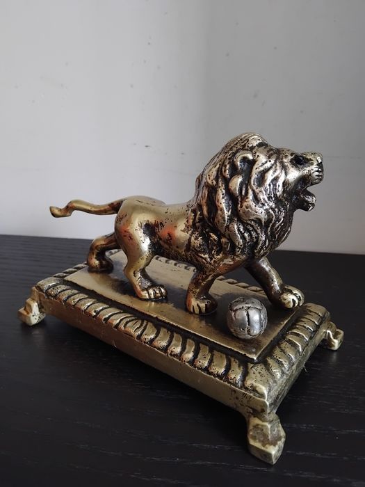 Escultura de leão em latão dourado pesa1,600kg.