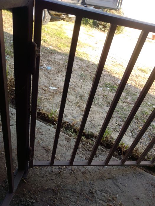 Grade de ferro com portão em óptimo estado de conservação