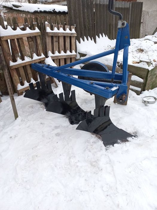 плуг трьох корпусний