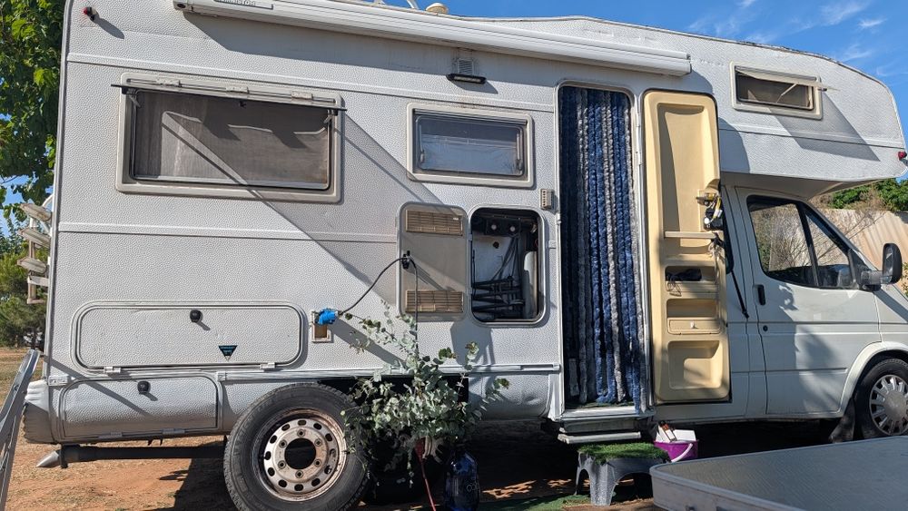 Autocaravana com 4 lugares na cabine e três portas