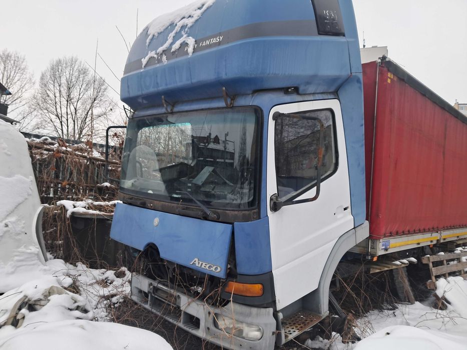 kabina dzienna z kurnikiem Mercedes Atego 2003r