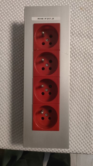 Gniazda zasilające.