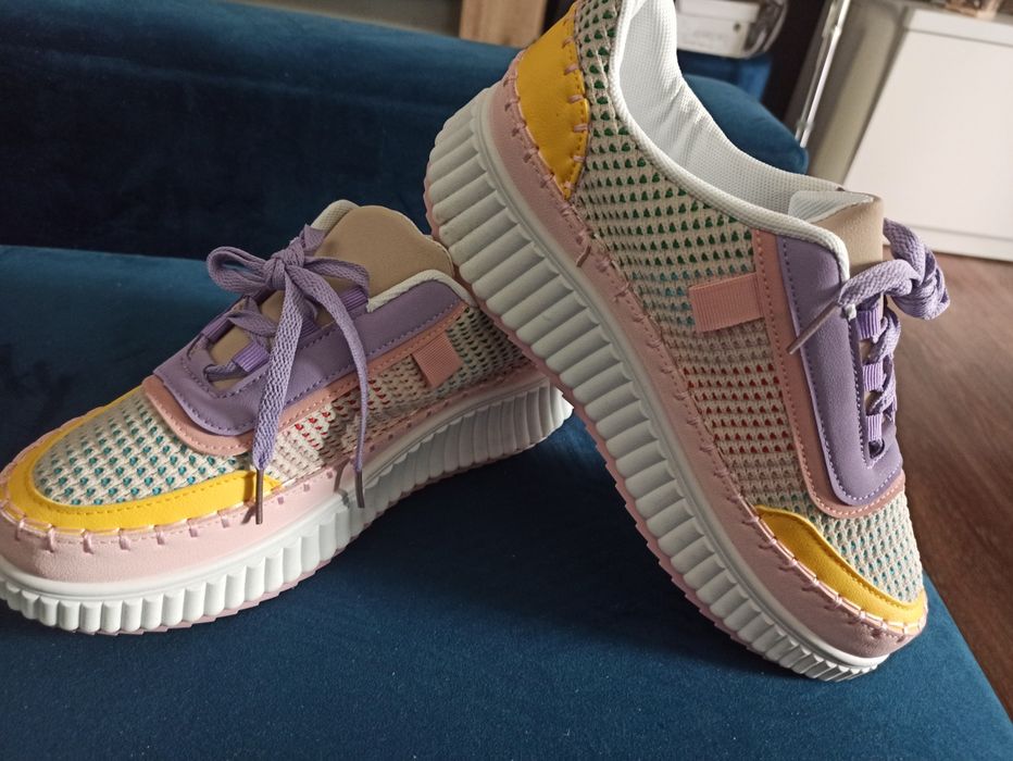 Sneakersy modne i wygodne