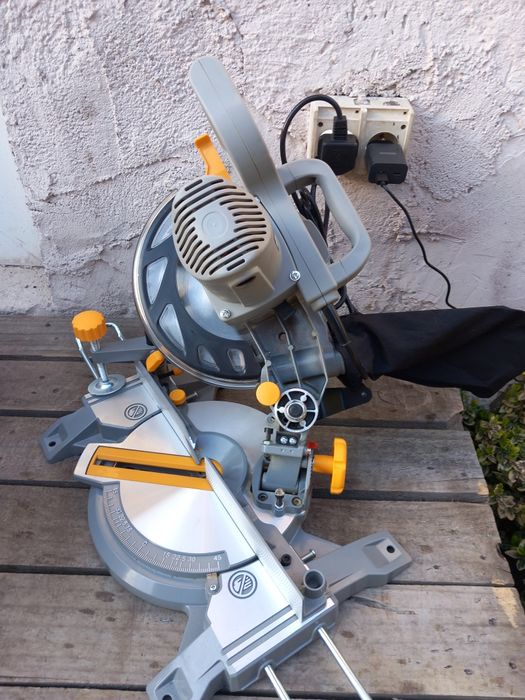 Piła ukośnica Titan  1400 W 210 mm