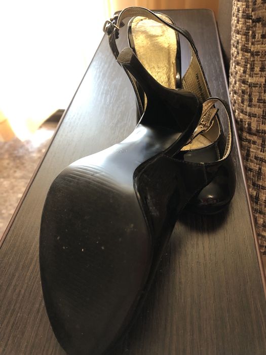 Босоножки лаковые черные