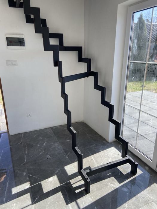 Schody metalowe oraz konstrucje ze stali czarnej.