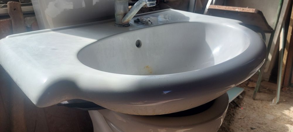 Умивальник з краном для санвузла