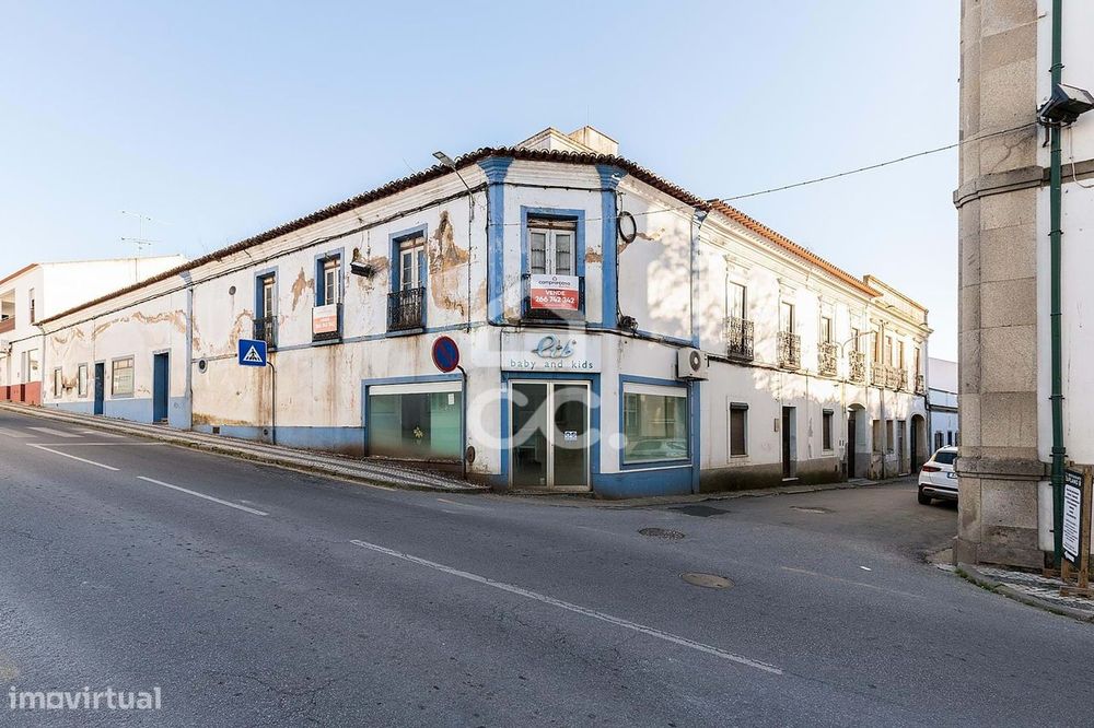 Prédio c/ Moradia >T6, Quintal e Espaço Comercial, em Reguengos de Mon — Reguengos de Monsaraz, Évora