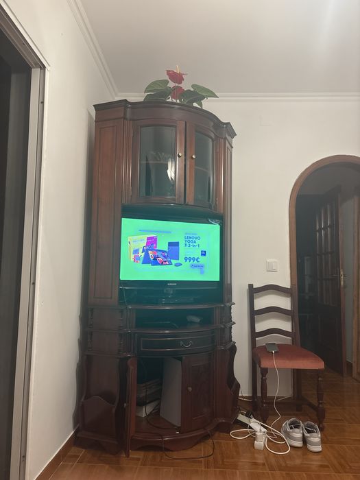 Móvel de sala em madeira com vitrine - muito bom estado