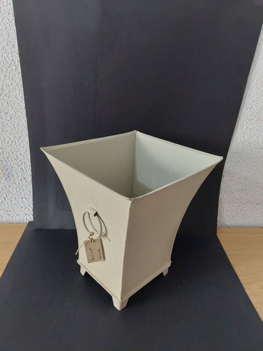 Vasos em folha de metal pintados á mão