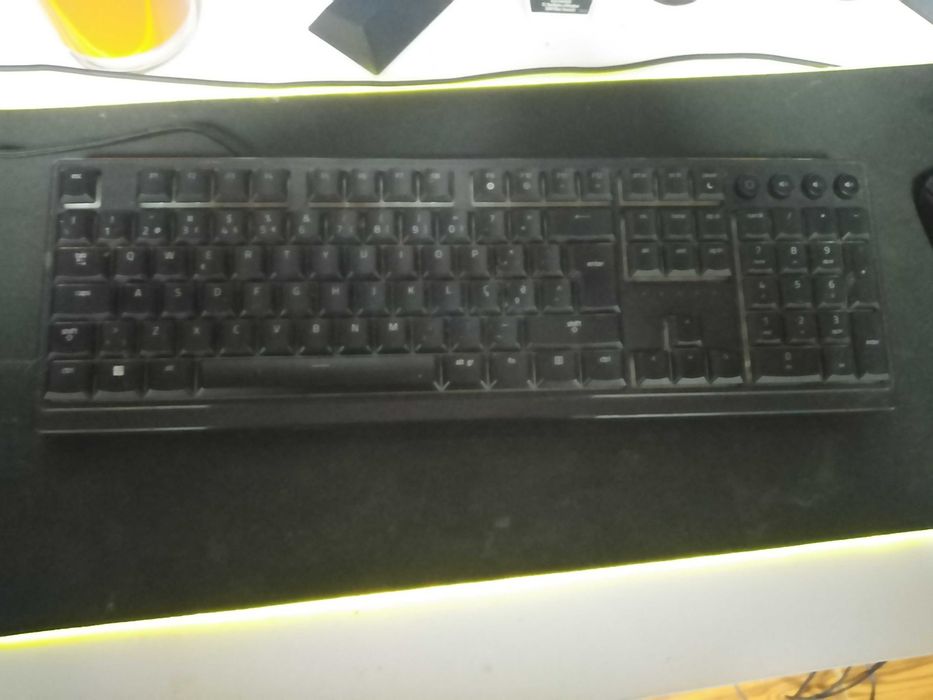 Teclado e rato com muito pouco uso comprei na wortem á 2 meses!!