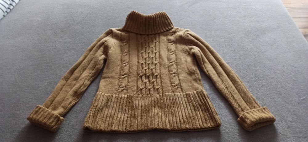 Ciepły sweter golf beżowo-brązowy