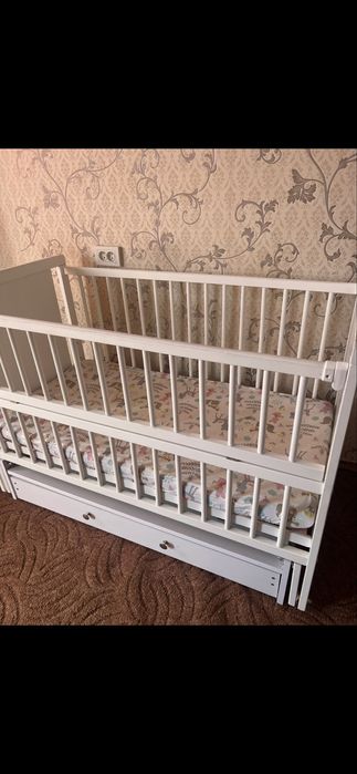 Кроватка і комод