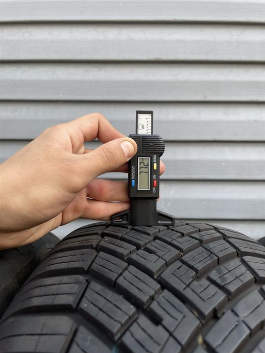 Комплект всесезонних шин Continental 215/60 R16 AllSeasonContact 2
