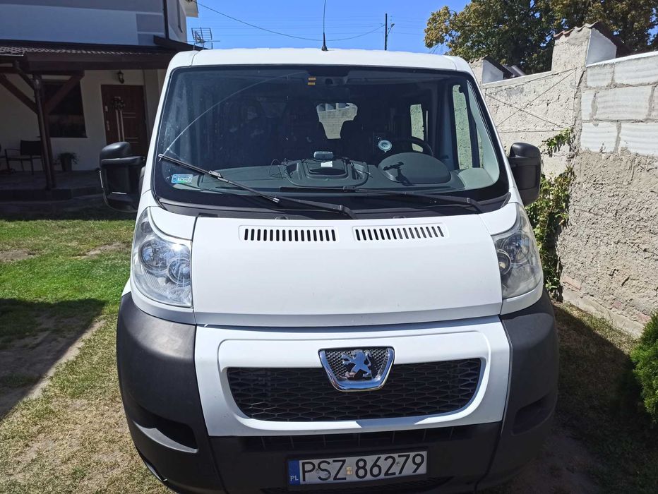 Wynajem busa 9 osobowego z laweta