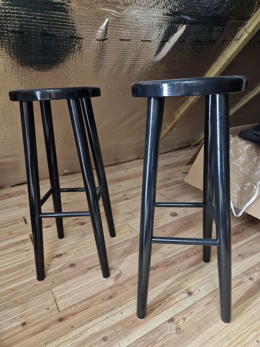 2 czarne drewniane taborety drewniane dębowe