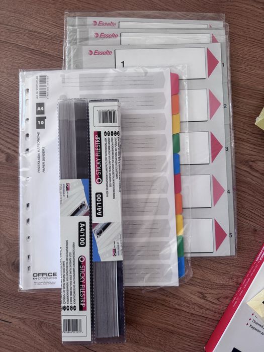 Artykuly biurowe: zakreslacze stabilo, przekladki, karteczki, folia