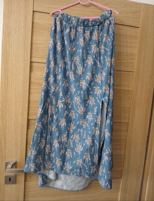 Spódnica polska marka By Mia z rozcięciami w kwiaty szyfonową M