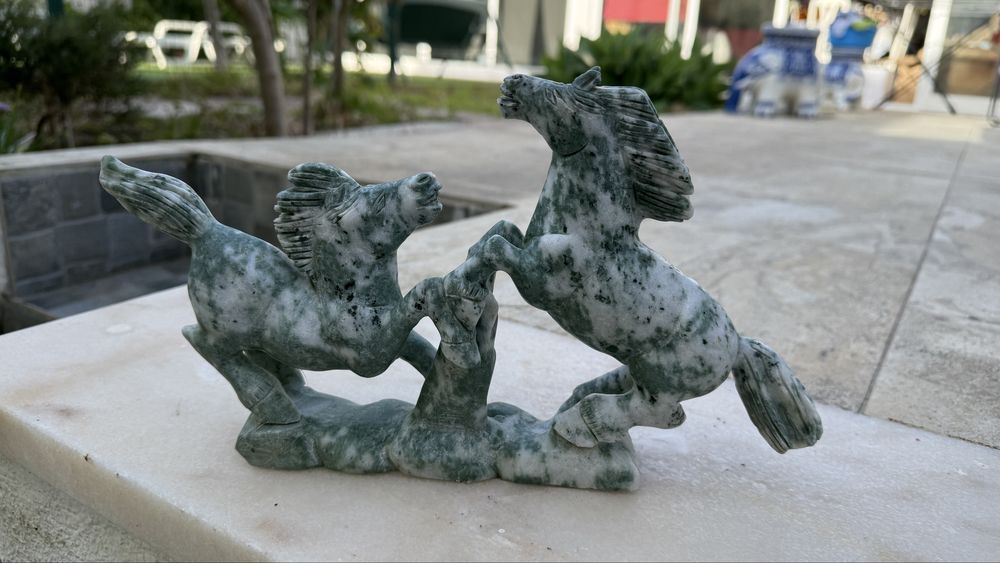 Cavalos em pedra