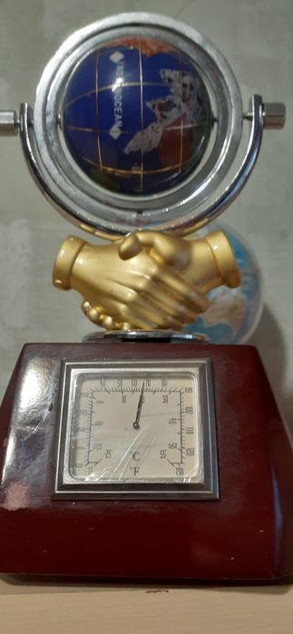 Сувенир температура, время часы, атмосферное давление, глобус