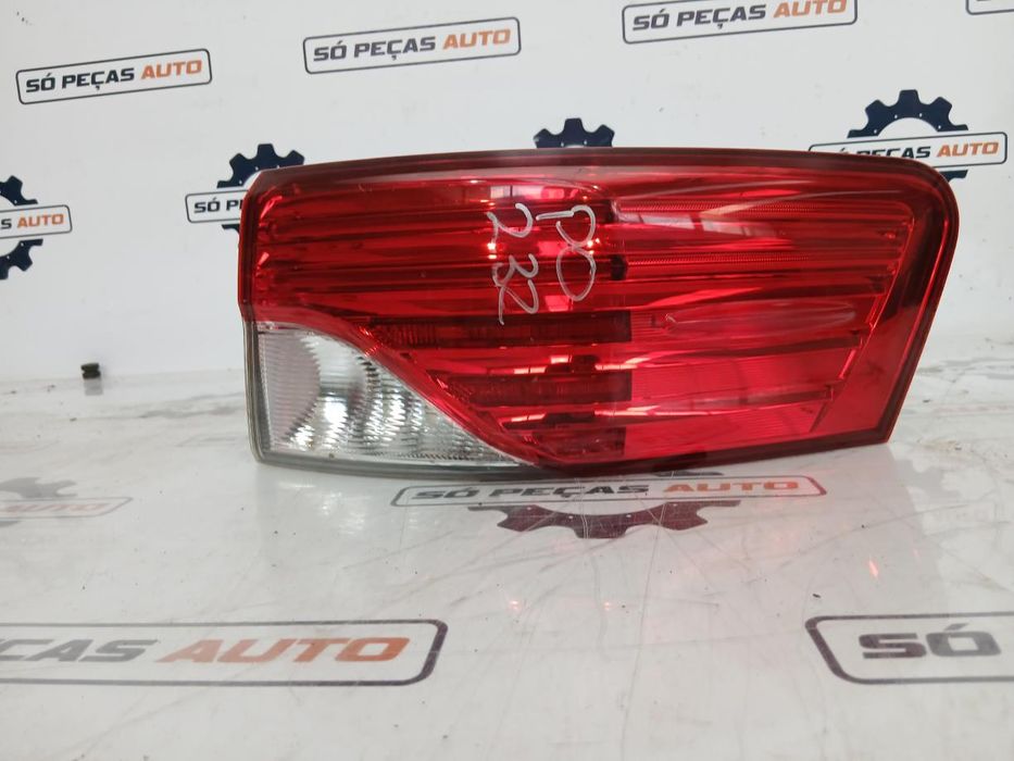 FAROLIM DIREITO VEMELHO TOYOTA AVENSIS III 2.2D4D (T27) ANO: 2013