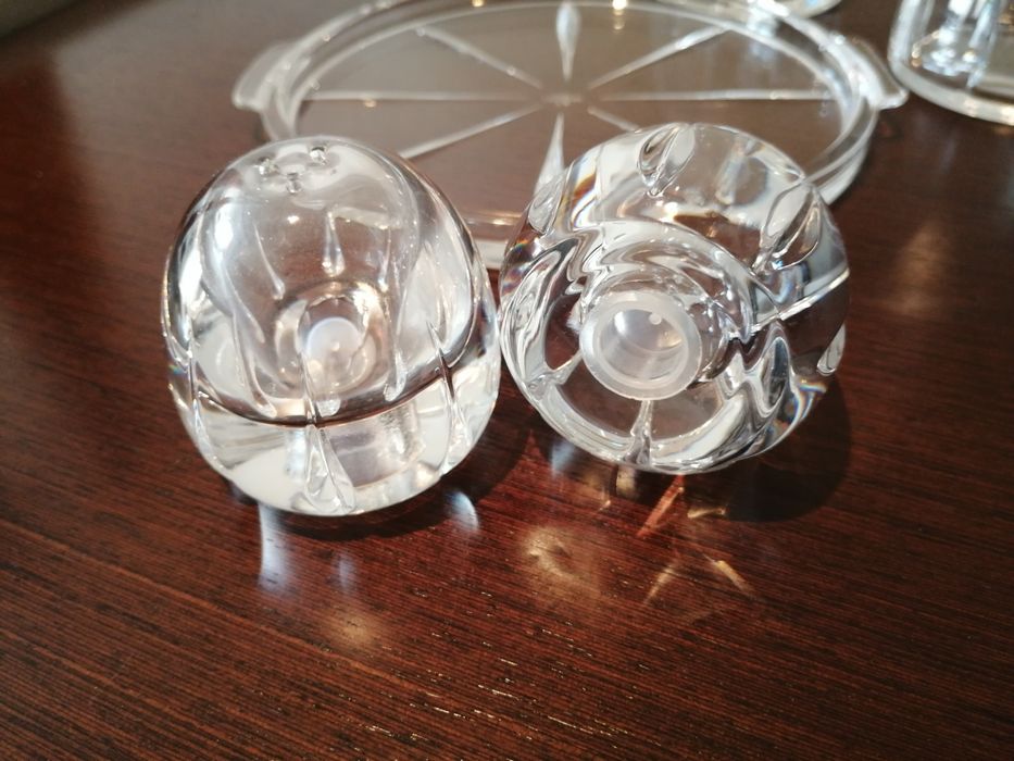 Galheteiro de cristal com saleiro e pimenteiro