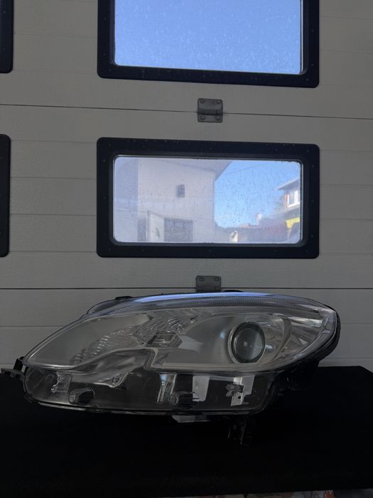 Peugeot 2008 reflektor przedni lewy