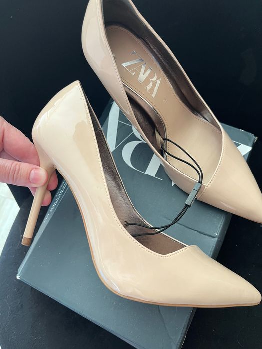Туфли бежевые лаковые Zara