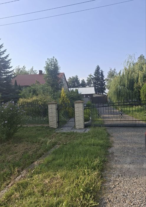 Dom wraz z zabudowaniami i ogrodem