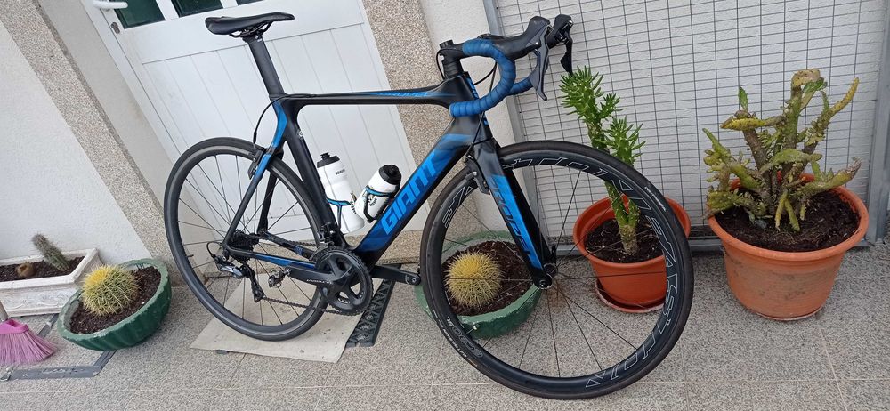 Bicicleta de estrada em carbono marca Giant tamanho L