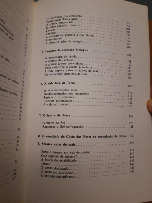 Livro "Um Pouco Mais de Azul: A Evolução Cósmica" de Hubert Reeves