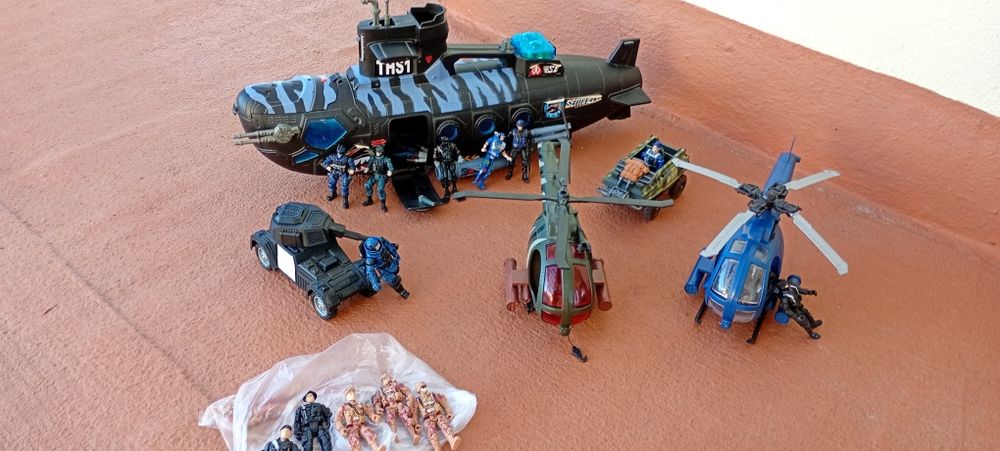 Helicópteros carros e bonecos424445608156866566
