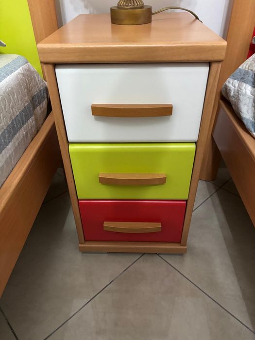 2 camas de solteiro mais mesas de cabeceira
