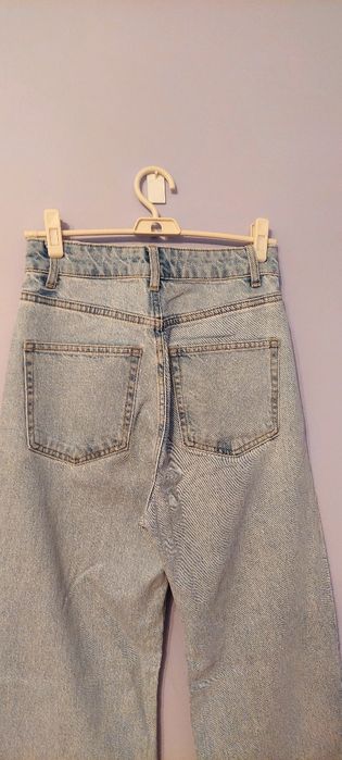 Wide High Jeans, wysoki stan, proste, szerokie nogawki i przetarcia
