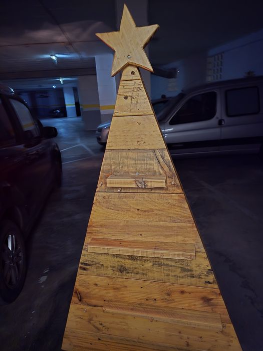 Árvore de Natal em madeira feita com paletes.Medidas 1.70.